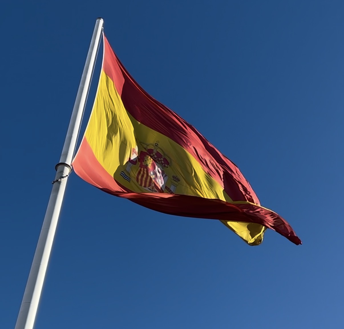 青空にはためくスペイン国旗